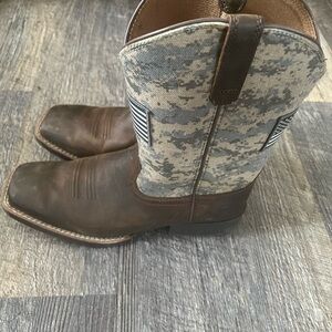 Brand new Ariat Boots Size 5 youth